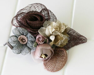 【お買い得!】フラワーコサージュ カラー:ブラウン(返品交換ギフト包装不可) レディース 女性 かわいい おしゃれ 繊細 結婚式 入学式 卒業式 二次会 春 夏 お花 ブローチ ファッション