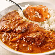 【レトルトでは味わえない本格カレー】じっくり煮込んだ牛すじの旨味がたっぷりとろけた、ちょっとスパイ…