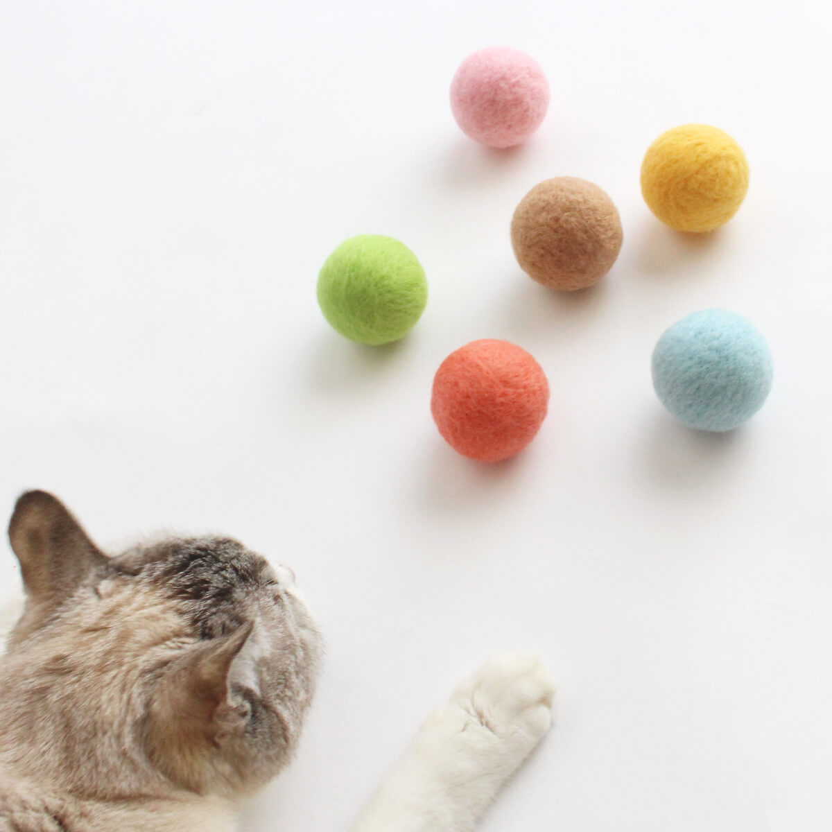 国産グッズでストレス解消 贈物 シンプルでオシャレな遊び道具はギフトにおすすめ 日本製 猫 おもちゃ ねこずきころころ 羊毛 ボール LARGE 格安 価格でご提供いたします 1個