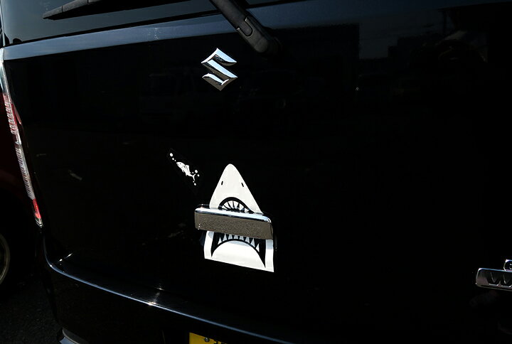 楽天市場 サメ シャーク ステッカー 車 カーステッカー デカール かっこいい 鮫 ガラス クール 面白い 個性 エンブレム ハスラー Suzuki 防水ステッカー トランク ロゴ ステッカー 黒 白 シール カー用品直販店 D Box 楽天市場店