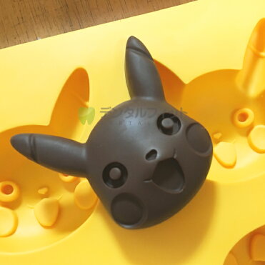 ポケモン ピカチュウ シリコントレー 50ml 4個型 1個 ポケットモンスター シリコンケーキ型 マドレーヌ型 チョコレート や氷 ケーキの型にも Snsやインスタ映え間違いなし バレンタイン手作り準備にも Room 欲しい に出会える