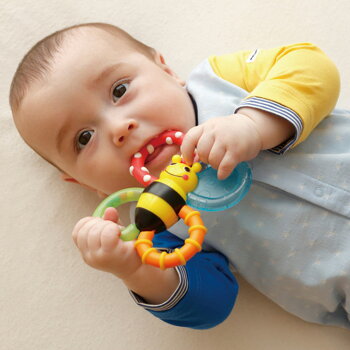 楽天市場 歯固め サッシー バンブルバイツ 赤ちゃん おもちゃ ラトル Sassy はがため 歯がため ひんやり色々な感触 みつばち 生え始め 冷蔵庫 冷やせる 色 ベビー かわいい おしゃれ おすすめ シリコン 0歳 3ヶ月 6ヶ月 7ヶ月 8ヶ月 9ヶ月 10ヶ月 11ヶ月 1歳 クリスマス