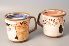 【有田焼】仲良しネコ マグ（青）と（赤）のペアセット 日本製 コップ お茶 湯呑 カップ ティーカップ マグカップ 磁器 陶磁器 手造り 職人技 ギフト 贈り物 プレゼント ティータイム コーヒー 紅茶セット 猫 ネコ
