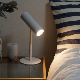 おうちじかんを静かに演出するシンプルなLEDスタンドライト（プラスマイナスゼロ）