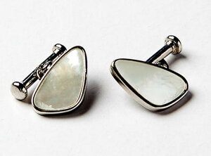 ★結婚式フォーマルカフスボタン真珠貝ロジュームコーテイング三角型トライアングル 白シルバー★ONYX_ART LONDON DC_03 Mother of perl Rhodium DRESS Cufflinks on Chain TRIANGULAR・・