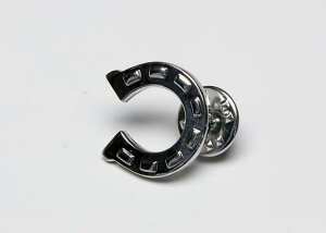 ���s���o�b�W���n�n�̒��S�͍K�^���ĂԁE�E�`�����y���s�� ONYX-ART LONDON LP35 LAPEL PIN HORSE SHOE