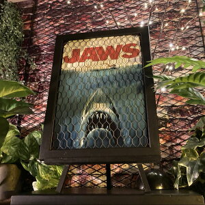 �JAWS (1975)����^�����A�C�A�����b�V���d��A�[�g�p�l��(�z����) JAWS �j�O�C���e���A �K���[�W �u���L�Ŕ� �j�̉B��� �X�����[�f�� ���^���T�C�� �A�[�g�p�l�� �X�e�B�[�����E�X�s���o�[