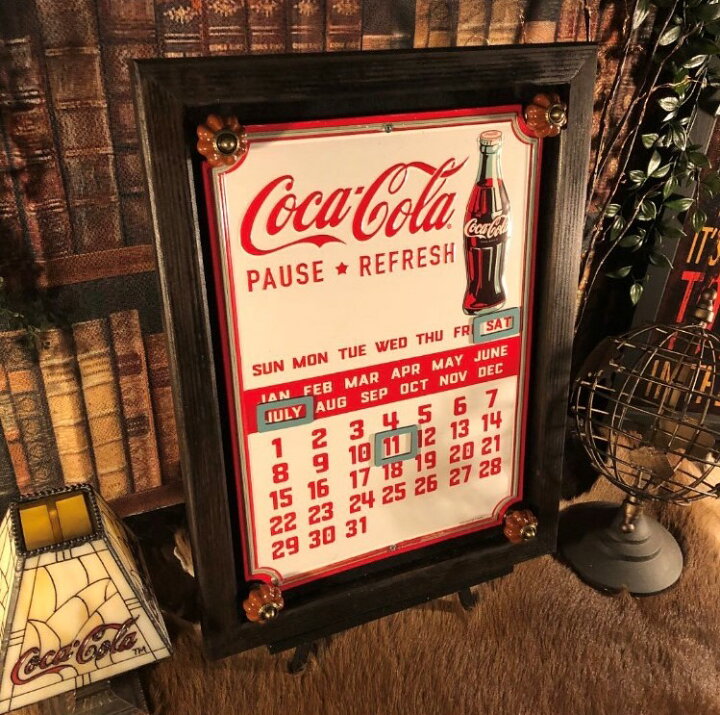 楽天市場 Coca Cola Classic メタルカレンダーアートパネル 額付き アメリカンカジュアル カフェインテリ アメリカンビンテージ ブリキ看板 サインプレート ティンプレート コカコーラカレンダー 男前インテリア アメカジ雑貨 メタルカレンダー Cocacola
