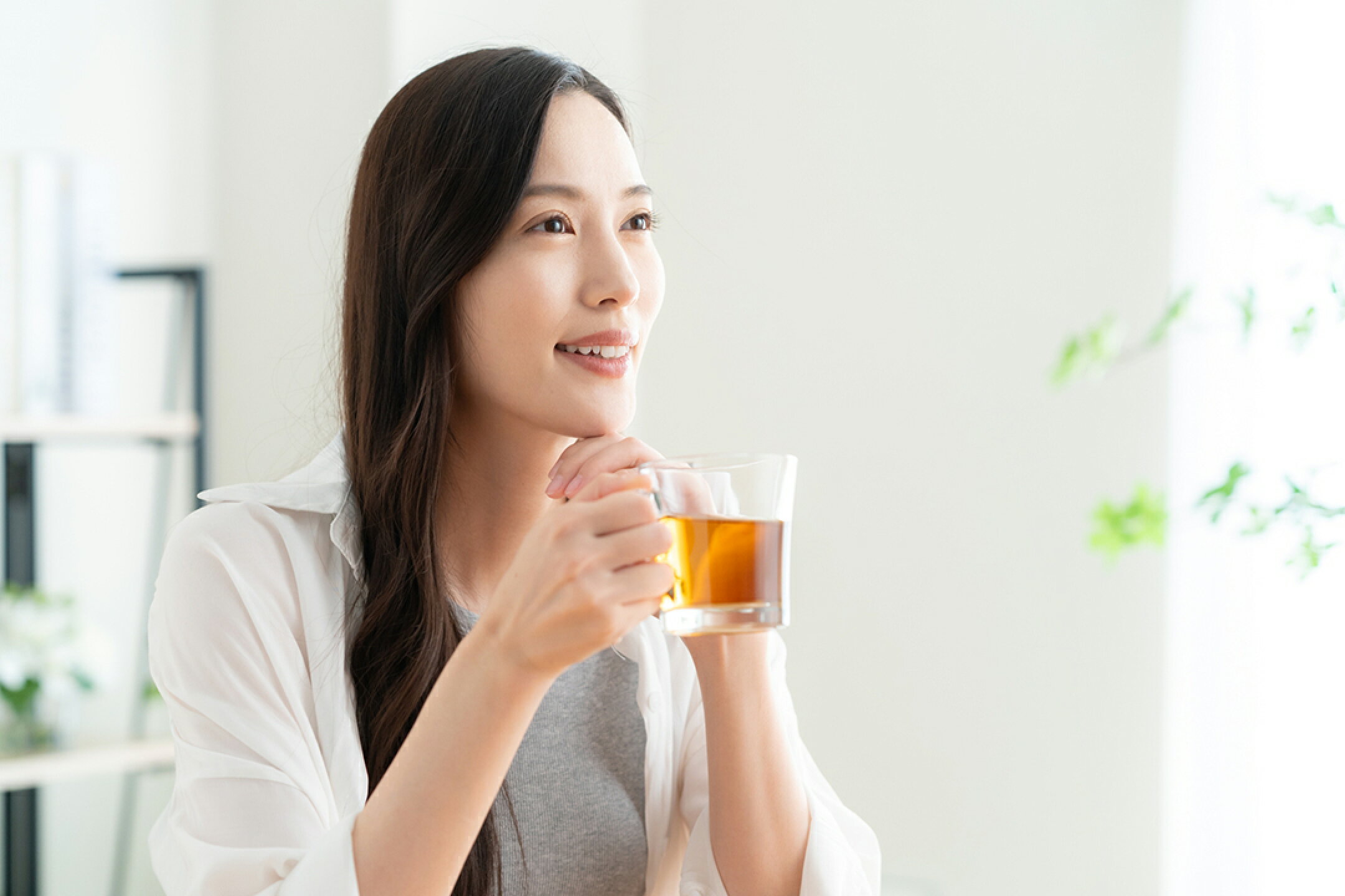 飲み物を飲む女性