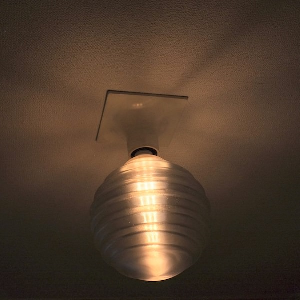天井の淡い影 きらめく 光が伸びる 3Dデザイン電球 Stretch W　光源交換で部屋にフィット　直径 18 cm 口金 E26 電球色 |  デイシン プライム