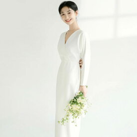 オフホワイト ミモレ丈 シンプル 上品 ガーデンウエディング 長袖 ウェディングドレス バックがスッキリしたデザインのドレス