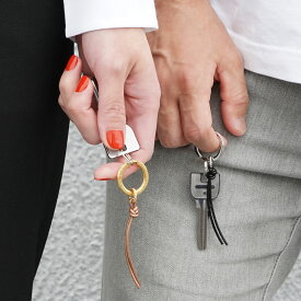 キーリング [ペア販売] 名入れ・刻印無料 ステンレスレザー 革 本革 牛革 イニシャル リング 文字 キーホルダー レザーコード 2mm 丸紐 取り外し セット アレルギーフリー ストラップ 携帯 レディース メンズ