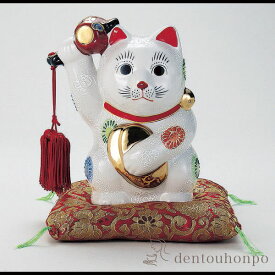 【11%OFFクーポン!!10/24 20時~4H限定】 九谷焼 小判小槌持招猫 白盛 6号 布団付 ( 木札名入れ有料 置物 幸運 開運 開店祝い 風水 九谷焼 結婚 出産 内祝い 引き出物 金婚式 誕生日プレゼント 還暦祝い 古希 喜寿 米寿 退職 定年 プレゼント お祝い お返し お礼 令和 )