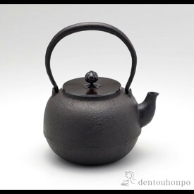 【11％OFFクーポン 本日23:59まで】 丸型鉄瓶 鉄製 1.3L ( 茶道具 茶の湯 抹茶 鉄分摂取 湯沸かし 高岡銅器 結婚 出産 内祝い 引き出物 金婚式 誕生日プレゼント 還暦祝い 古希 喜寿 米寿 退職 定年 プレゼント お祝い お返し お礼 令和 両親 父 母 男性 女性 日本製 )