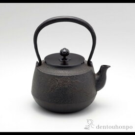 【5％OFFクーポン 本日23:59まで】 田口形老松鉄瓶 鉄製 1.2L ( 茶道具 茶の湯 抹茶 鉄分摂取 湯沸かし 高岡銅器 結婚 出産 内祝い 引き出物 金婚式 誕生日プレゼント 還暦祝い 古希 喜寿 米寿 退職 定年 プレゼント お祝い お返し お礼 令和 両親 父 母 男性 )