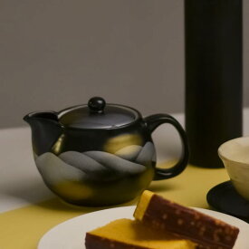 【LINE登録で300円クーポン】 九谷焼 ポット急須 連山 ( 取っ手付き 茶こし付き 茶器 急須 ティーポット 九谷焼 結婚 出産 内祝い 引き出物 金婚式 誕生日プレゼント 還暦祝い 古希 喜寿 米寿 退職 定年 プレゼント お祝い お返し お礼 令和 両親 父 母 男性 女性 日本製 )