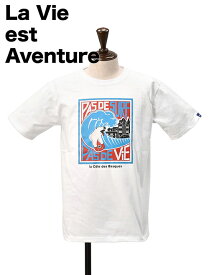 La vie est aventure　　ラ ヴィ エ アバンチュール 半袖Tシャツ メンズ クルーネックカットソー 波乗りベア&街並み プリント ホワイト LA COTE DES BASQUES 国内正規品 でらでら公式 ブランド