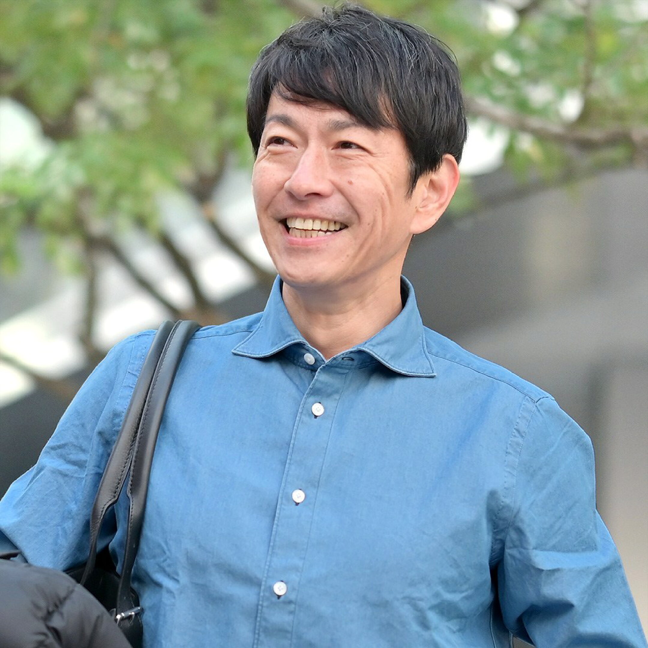 フィナモレ（Finamore）シャツを着用している首元の画像