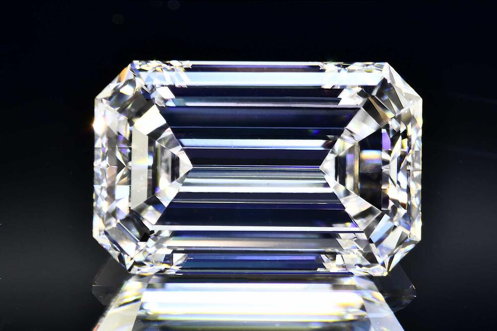 エメラルドカットダイヤモンド最高品質フローレス１カラット以上 タイプ２Ａダイヤモンドエメラルドカットダイヤモンド１．３カラットＤカラーフローレス完璧な白い透明感と美しさダイヤＧＩＡ鑑定書刻印つき
