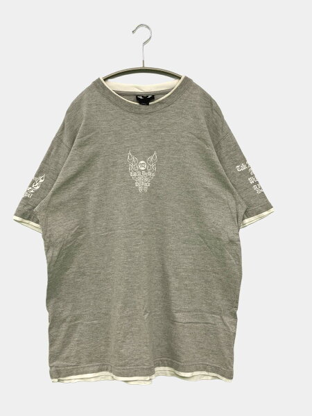 【中古】ANGEL DEVIL Tシャツ/カットソー LARGE グレー 前面プリント バックプリント ブランドロゴ ミドル丈 ロング丈 半袖 クルーネック(丸首) メンズ レディース