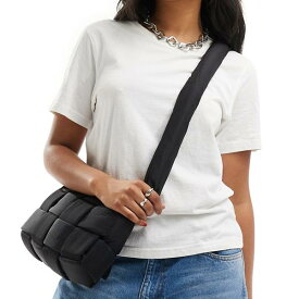 グラマラス Glamorous ブラックウーブンナイロン製の魅力的なクロスボディバッグ 鞄 レディース 女性 インポートブランド