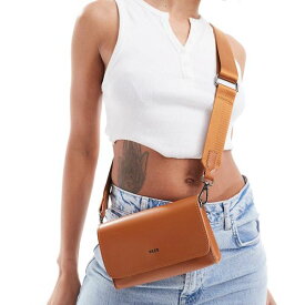 PASQ 長方形フラップトップクロスボディバッグ（タン） 鞄 レディース 女性 インポートブランド