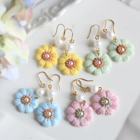 【リニューアル】刺繍デイジーゆらピアス/イヤリング【日本製】