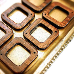 【道後雑貨店4-8】4個 ※ウッド風 ハンドメイド アクセサリーパーツ アクリルストーン アクリルビーズ チャーム レア インポート 手芸 材料 副資材 レトロ モード系 デザインストーン