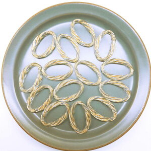 【道後雑貨店】4個 ※クリアリングパーツ ハンドメイド アクセサリーパーツ アクリルストーン アクリルビーズ チャーム レア インポート 手芸 材料 副資材 レトロ モード系 デザインストー