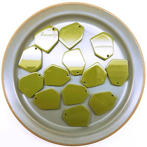 【道後雑貨店39】4個 ※高品質厚みのあるモード系パーツ カーキ  ハンドメイド アクセサリーパーツ アクリルストーン アクリルビーズ チャーム レア インポート 手芸 材料 副資材 レト