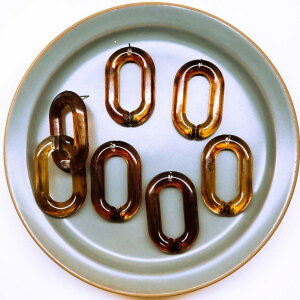 【道後雑貨店P9】4個 ※ピアスパーツべっ甲色 ハンドメイド アクセサリーパーツ アクリルストーン アクリルビーズ チャーム レア インポート 手芸 材料 副資材 レトロ モード系 デザインス