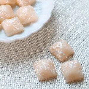 【道後雑貨店】4個 スクエアペイントカボション オフホワイト ハンドメイド アクセサリーパーツ アクリルストーン アクリルビーズ チャーム レア インポート 手芸 材料 副資材 レトロ モ