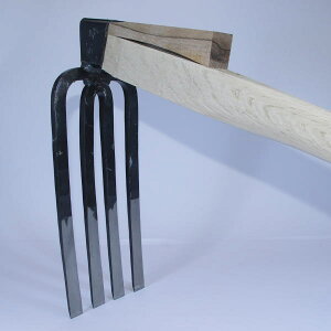 【神奈川方面向き】神奈川型 鉄 四本鍬 尺1 樫3尺5寸(1050mmこぶ付)柄付