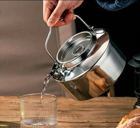 GENERIC OUTDOOR 1200mlプレミアムステンレスケトル 収納ケース付 アウトドアケトル やかん ティーポット コーヒーケトル ハンドルロック キャンプクッカー 吊り下げやかん ステンレス クッカー ポット コーヒーポット 直火 バーベキュー 送料無料