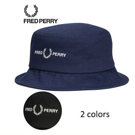 FREDPERRY[フレッドペリー] - Graphic Brand Twill Bucket Hat - ロゴ刺繍バケットハットSIZE:L【日本代理店正規品】