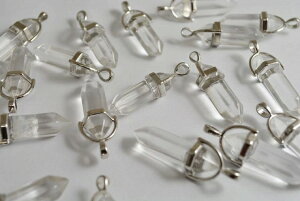 ペンダントトップ 水晶 クリスタル シルバー 金属金具付 33mm 1個 銀色 ペンデュラム用 ポイント型 ダウジング 振り子 占い パワーストーン 天然石 開運 厄除け 潜在意識 ビーズクラブ