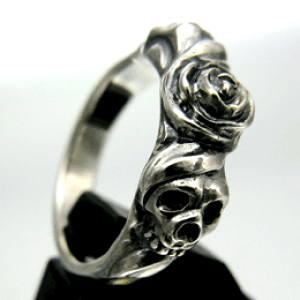 yKAGEMARU DESIGNS JQ}fUCzu[|bvV[Y SKULL and ROSES RING XJAh[YO  KN w Y silver925 Vo[925 Vo[ANZ