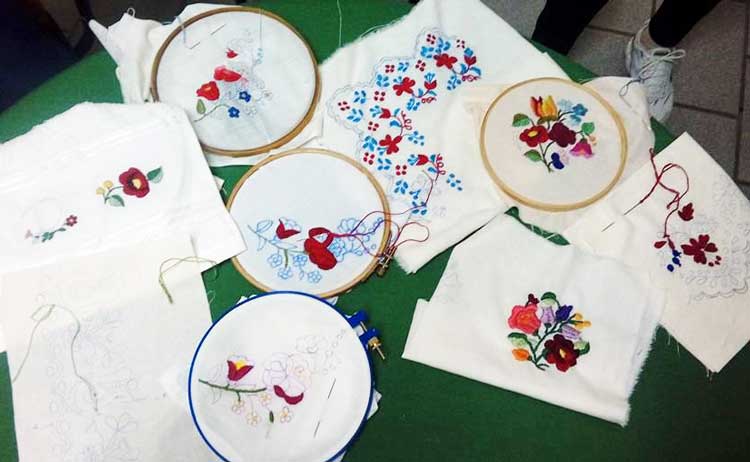 刺繍セット DIY 自分で出来る テーブルクロス 伝統 ハンガリー カロチャ　ハンガリー刺しゅう　刺繍キット　カロチャ刺繍