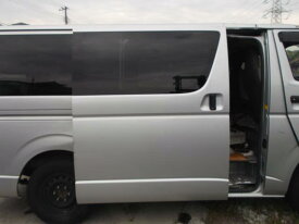 【中古】中古部品 ハイエース KDH205V 右リアドア 【3310010100-220521500413300】