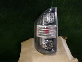 【中古】中古部品 ヴォクシー ZRR75W 左テールランプ 【3260460000-221014000215600】