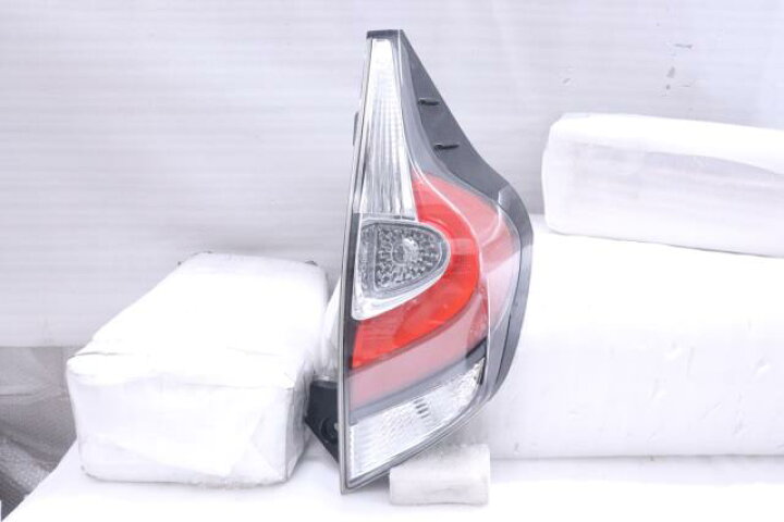 楽天市場】【中古】中古部品 アクア NHP10 右ﾃｰﾙﾗﾝﾌﾟ 【3260520000 