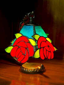 ★倉庫移転の為、総売り尽くしセール！★ LED電球付き 大輪の薔薇 ステンドガラス 卓上 照明 ステンドランプ 卓上ランプ テーブルランプ ステンドグラス ランプ ズ 寝室 アンティーク風 おしゃれ きれい アンティーク ティファニーステンドグラスランプ レトロ