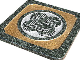 【送料無料】家紋プレート　天然石　インド産深緑系御影石M1−H　着色仕上げ　お父さんの還暦祝い・米寿祝い・退職祝いに　オーダーメイド【楽ギフ_名入れ】