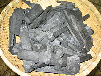ポーラス竹炭（露天焼き竹炭）バラ約２０リットルサイズの土のう袋１袋 | 石の総合専門店！夢石