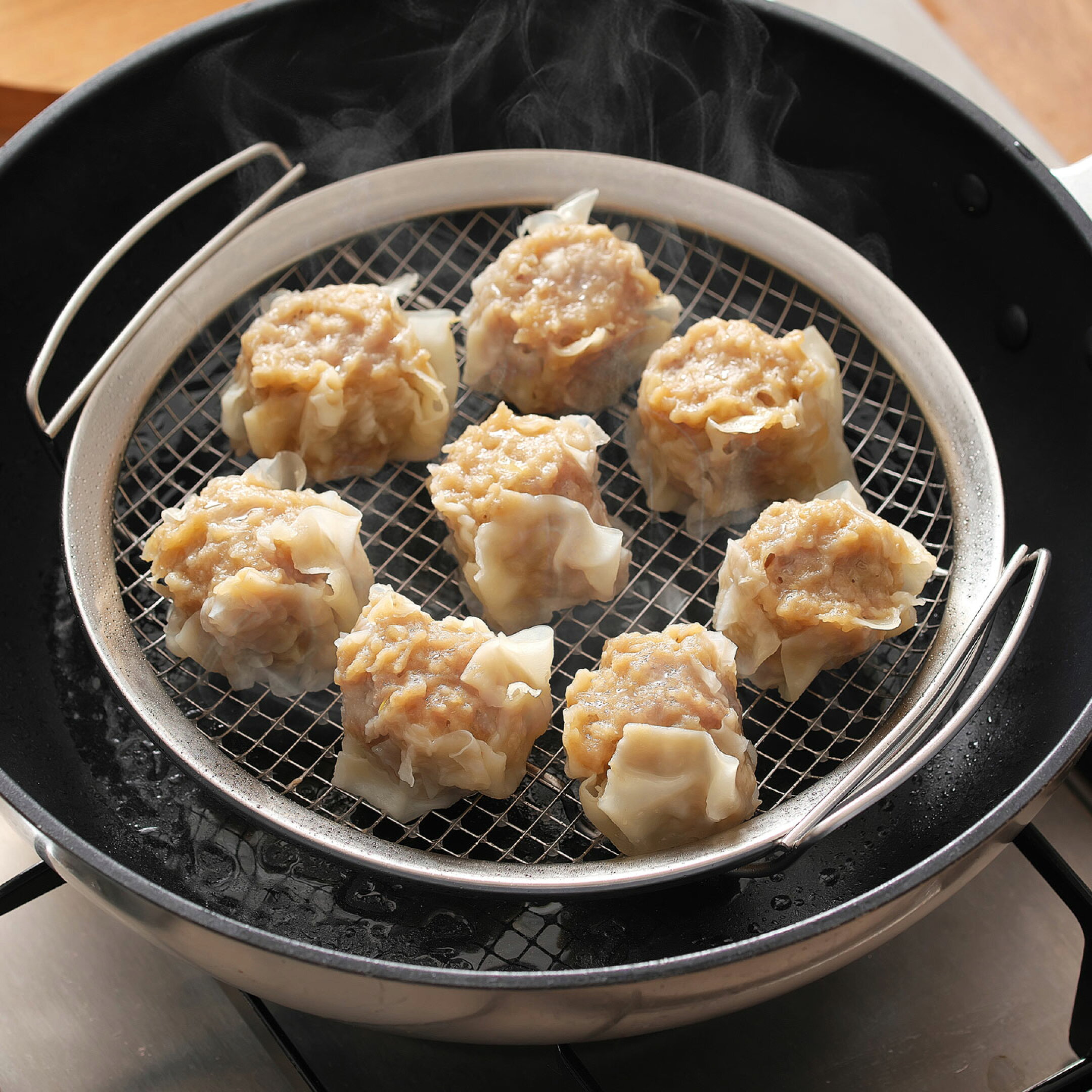 焼売も蒸すとふっくらジューシーに