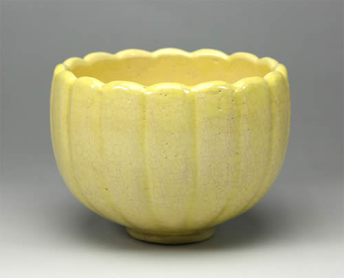 淡い黄色の菊形茶碗です 2012年初春作品淡黄楽 菊割 88％以上節約 茶碗 女性が喜ぶ♪