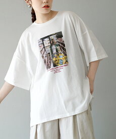 Tシャツ レディース / 褪せ感のある プリント と鮮やかな色使いがマッチした一枚。 トップス カットソー 半袖 半そで 五分袖 丸首 クルーネック フォト ロゴ 綿混 コットン混 オーバーサイズ 大きいサイズ ゆったり 夏 【メール便可22】◆ショッピングフォトプリント BIG TEE