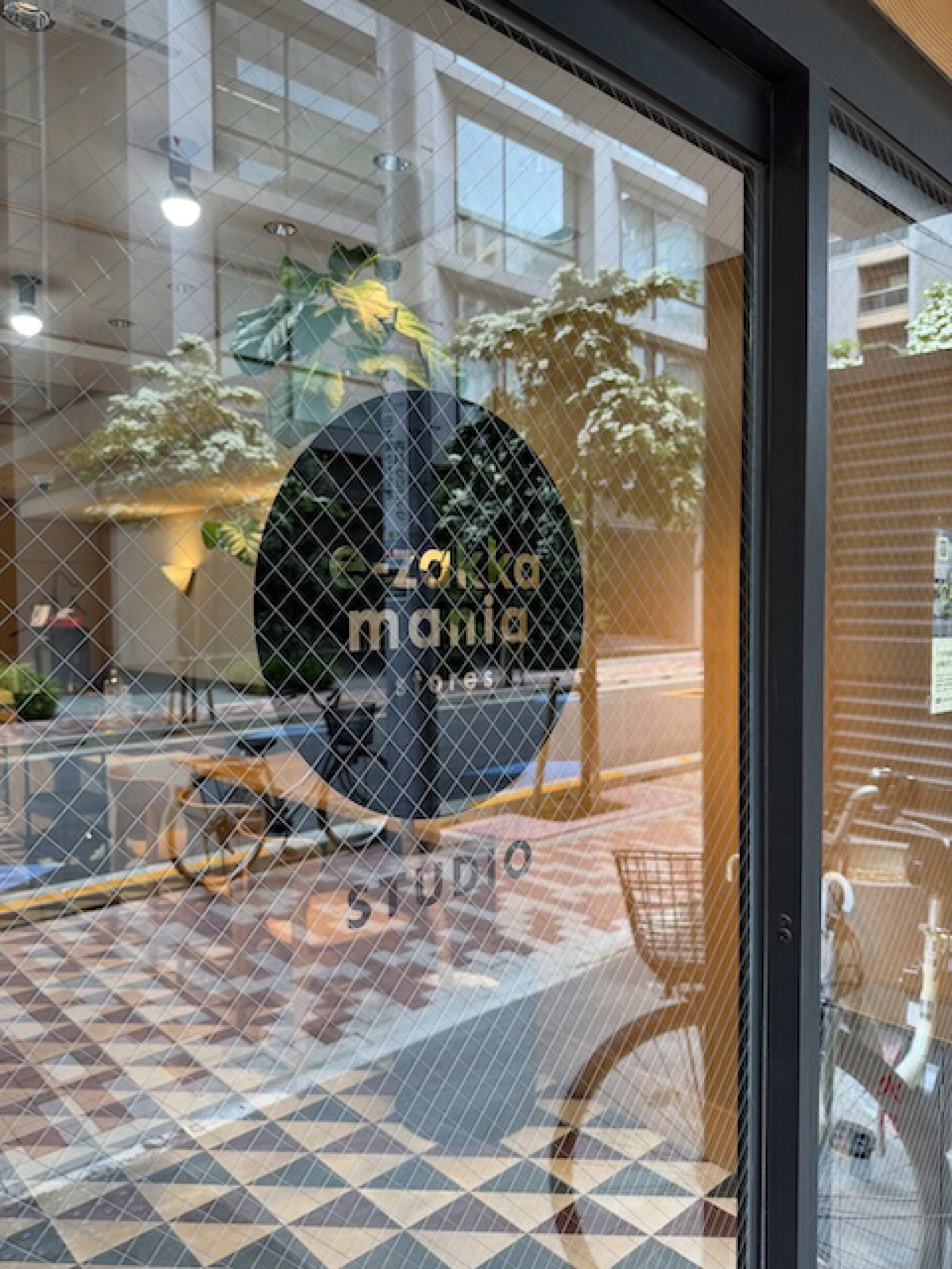 入り口の自動ドアにイザッカマニアのロゴを設置