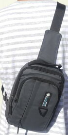 《YXIN》ボディバッグMC～カーキ～(防水素材/大容量) 〈斜めかけショルダー スポーツバッグ メンズバッグ ワンショルダー〉