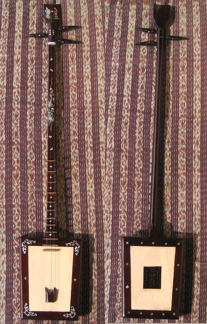 とても長い柄が特徴のベトナム３弦楽器 ダン ダイ～螺鈿装飾～ セール 登場から人気沸騰 ☆最安値に挑戦